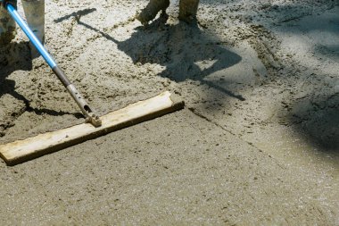 Beton kaldırım çimento döşeyen yeni kaldırımlar inşa etme süreci