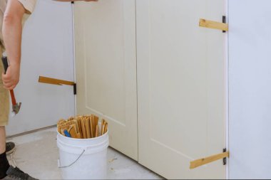 İçerideki ahşap kapılar yeni evdeki bir oda için.