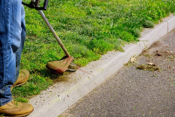 Travailleur Dans Une Tondeuse Gaz Dans Ses Mains Tondre Herbe — Photo