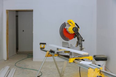 Yuvarlak testere ile ahşap süsleme ile evi yeniden yapılandırmak