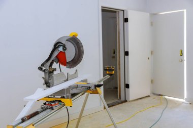 Tahtayı kesmeye başlamak için elektrikli testereyle tahta kalıbı kesen dairesel testere.