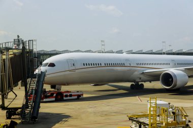 Uçak uluslararası havaalanından kalkmaya hazırlanıyor. Dünya 'yı dolaşmaya. İniş yapan uçağın ön görüntüsü.