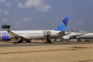 NEWARK, NJ -25 AĞUSTOS 2020 Uluslararası havalimanı için kalkışa hazır olan uçak dünya çapında seyahat için iniş yapan uçağın ön görüntüsü