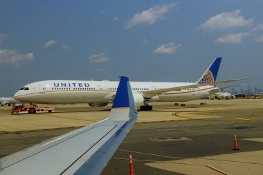 NEWARK, NJ -25 AĞUSTOS 2020 United Airlines UA uçağının görüntüsü New Jersey 'deki Newark Liberty Uluslararası Havalimanı EWR' da bir tema üniformasına boyanmış.