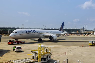 NEWARK, NJ -25 AUGust 2020 United Airlines C terminali New Jersey 'deki Newark Liberty Uluslararası Havalimanı EWR' da uçuş bağlantıları yer işleme ekipmanlarıyla United için..