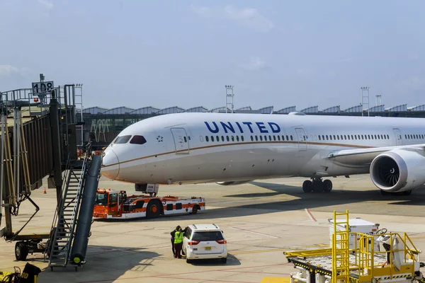 NEWARK, NJ -25 AĞUSTOS 2020 Uluslararası havaalanı terminali yakınlarındaki havaalanı manzaralı yolcu uçağı ve servis araçları