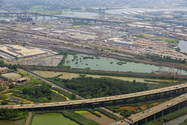 Newark NJ USA karayolu kavşağında hava aracı uçuşu.