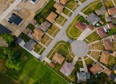 Cleveland Ohio USA kırsalındaki küçük bir kasabanın havadan manzaralı mevsimlik manzarası.