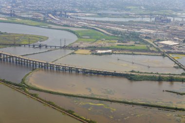 Hava manzaralı konteyner sahası ve otoyol ABD kavşağı yol trafiği birden fazla şeritli otoyolda mal taşıma