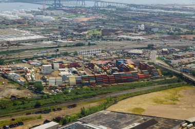 Ticari lojistik taşımacılık okyanus taşımacılığının hava manzaralı kargosunun malları çoklu şerit konteynır alanı otoyolunda taşıması