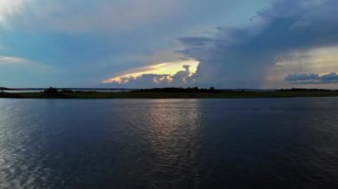 Doğanın manzarası. Gün batımının güzel okyanus manzarası.