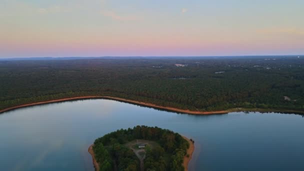Flygfoto över vacker landskapsskog vid solnedgången på sjön — Stockvideo