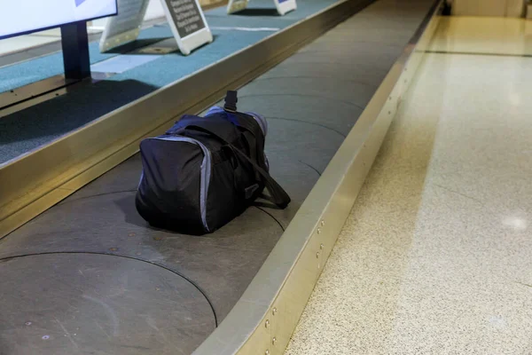 여행객들 지역을 여행하는 가방은 가방에 집중되어 — 스톡 사진
