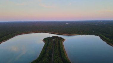 Ormanda gölün üstünde bulutlarla güzel bir manzara.
