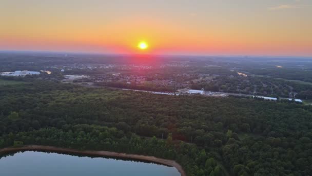 Sonnenuntergang Himmelslandschaft Seepanorama im Wald — Stockvideo