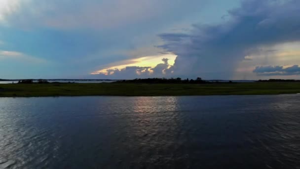 Panorama reflectie van levendige zonsondergang hemel boven oceaan kleurrijk bij zonsondergang — Stockvideo