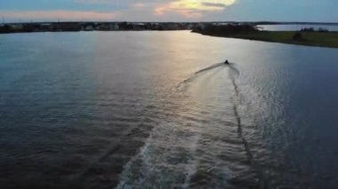 Okyanusta güzel bir gün batımı Doymuş gökyüzü bulutları su kıyısında yansıyor