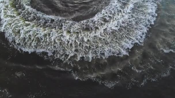 Luchtfoto van een motorboot die een cirkel van golven en bellen vormt met hun motoren over turquoise oceaan — Stockvideo