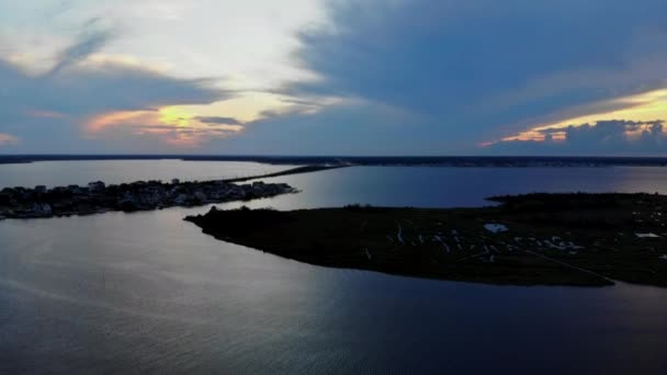 Panorama de pôr do sol impressionante com reflexão na água da baía EUA — Vídeo de Stock