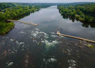 Delaware Pennsylvania nehri ile kristal berraklığında nehir ve ormanların hava manzarası.