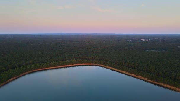 夕阳西下的森林中的池塘全景 — 图库视频影像