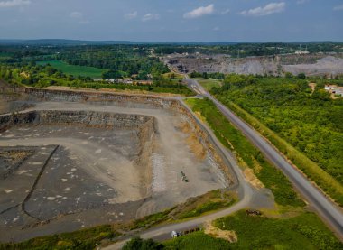 Amerika 'nın ormanlık arazisinin ortasındaki açık maden ocağının insansız hava görüntüsü.