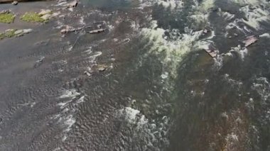 Amerika Birleşik Devletleri 'nin Delaware Nehri Pensilvanya' sında küçük bir şelale dikey olarak aşağı bakıyor.