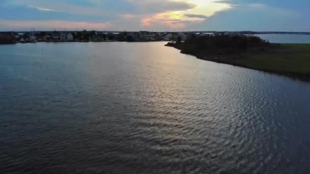 Bela paisagem panorâmica da natureza sobre o oceano colorido ao pôr do sol com nuvens de reflexão sobre o vívido céu do pôr do sol — Vídeo de Stock