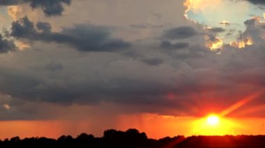 İnanılmaz bir gün batımı Parlak, dramatik, hızlı bulutlar