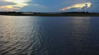 Canlı turuncu günbatımı üzerinde güzel gökyüzü okyanusun üzerinde renkli bulutların yansımasıyla