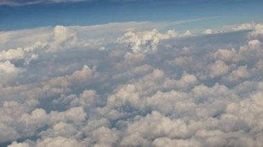 Beyaz bulutlu güzel mavi gökyüzü uçaktan bir manzara