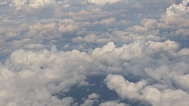 Cloud top εναέρια άποψη σε μπλε ουρανό όμορφο φυσικό τοπίο από το παράθυρο του αεροπλάνου. — Αρχείο Βίντεο