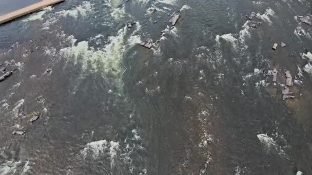 Een kleine waterval verticaal te zien vanaf een grote hoogte in de Delaware River Pennsylvania, USA — Stockvideo