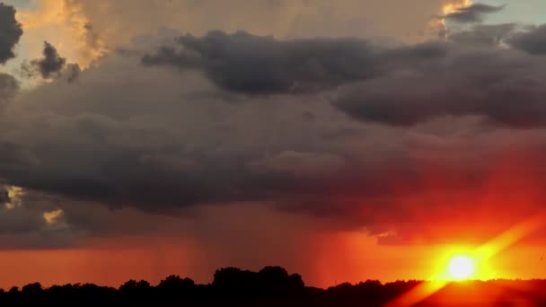 Kolorowy dramatyczny wschód słońca z chmurami niebo jasny horyzont płonące niebo — Wideo stockowe