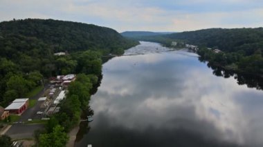 Delaware nehrinin yüksekliğinden Pensilvanya 'ya bak.
