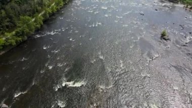 Amerika Birleşik Devletleri 'nin Delaware Nehri Pensilvanya' sında küçük bir şelale dikey olarak aşağı bakıyor.