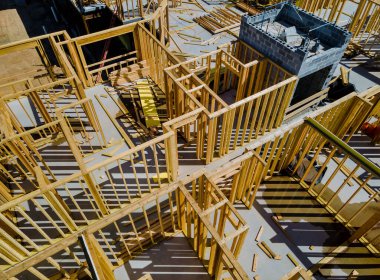 İnşaat kirişlerinin altında ahşap çerçeveli özel bir apartman dairesi.