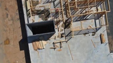 Yeni ev üzerine ahşap döşeme, inşaat halindeki bir ev.