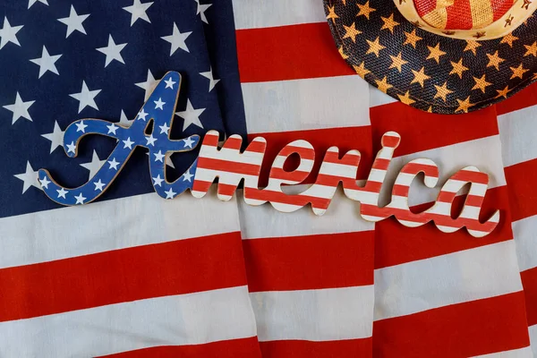 Amerika, vatanseverlik üzerine süslenmiş Amerikan bayrağını Amerika ulusal bayramlarında imzaladı