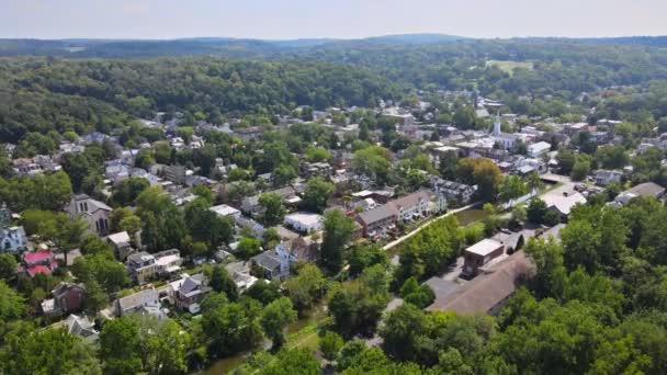 Luchtfoto van woonwijken op prachtige stad stedelijk landschap de van Lambertville NJ USA — Stockvideo