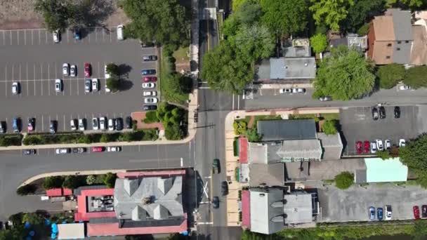 Вид сверху на Ламбертвилль, штат Нью-Джерси, США, небольшой городок, жилой пригородный район с мостом через реку в историческом городе Нью-Хоуп, штат Пенсильвания — стоковое видео