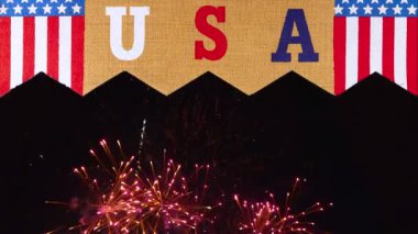 Tanrı Amerika 'yı korusun. 4 Temmuz Bağımsızlık Günü' nü kutluyoruz. Amerika Birleşik Devletleri bayrağı havai fişek gösterisi başlattı.