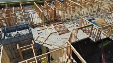 İnşaatın ortasında Amerikan konut kirişleri