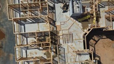 Yeni ev üzerine ahşap döşeme, inşaat halindeki bir ev.