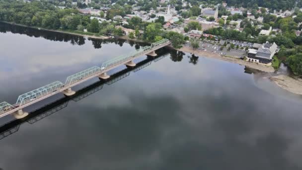 Brobygger over Delaware River i den historiske byen New Hope Pennsylvania og Lambertville New Jersey US – stockvideo