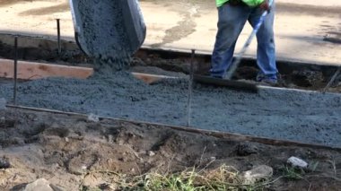 Beton döşeyen kaldırımların inşaatı