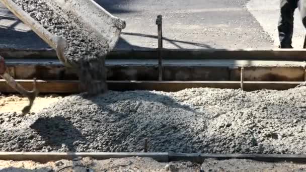 Stavební dělník nalévá cement na chodník v betonárnách