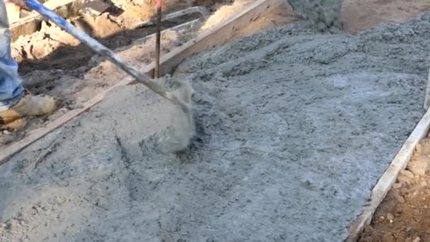 Colocación de una nueva acera en hormigón húmedo en el edificio de albañil de aceras recién vertidas — Vídeos de Stock
