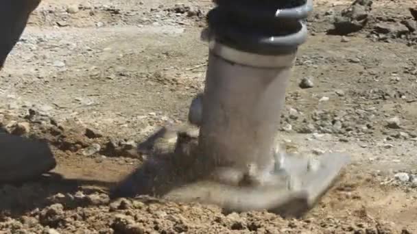 Trilhamer elektrisch gereedschap op de grond bij bouwwerkzaamheden op trottoir — Stockvideo