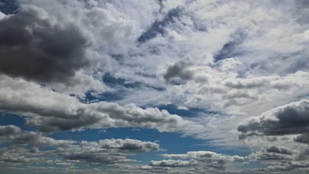 Bílé mraky s modrým nebem pozadí — Stock video